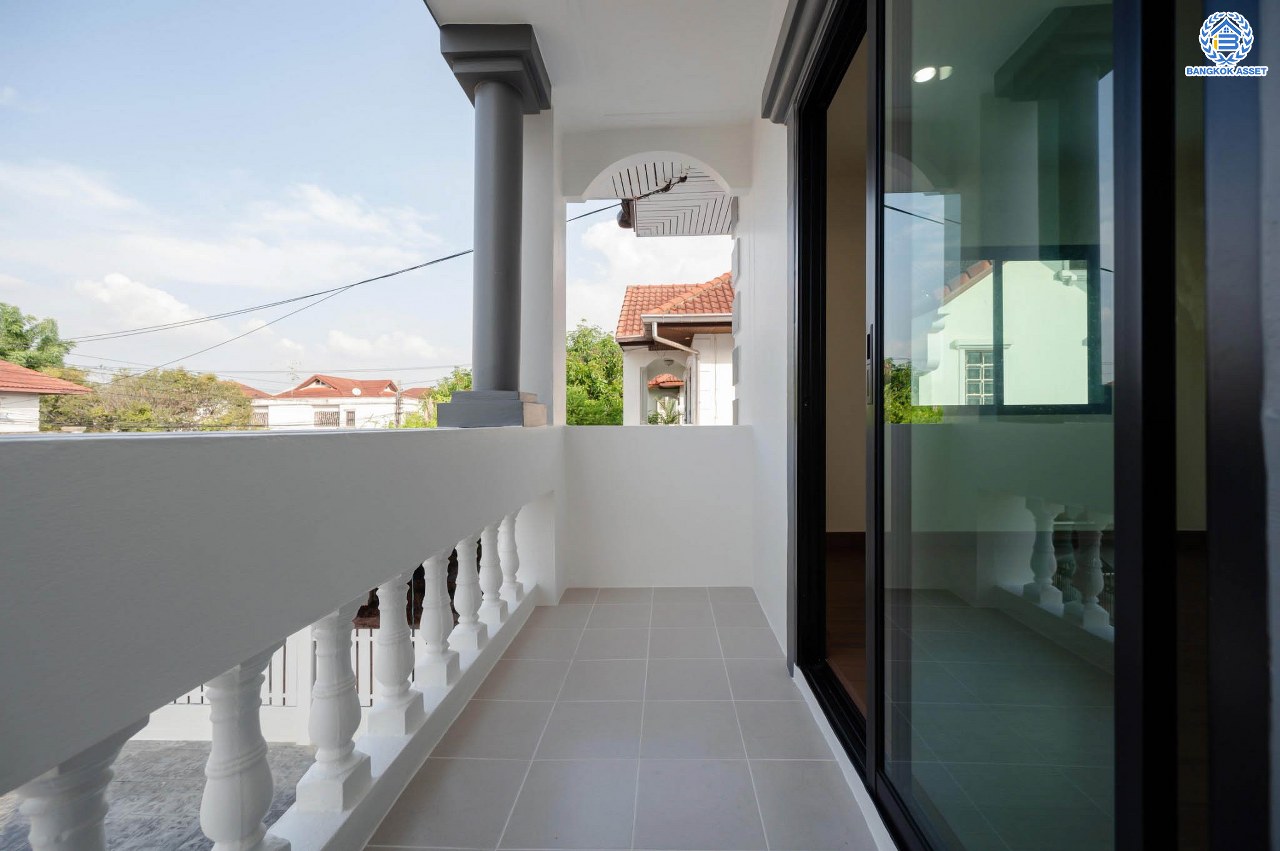 บ้านมือสองตกแต่งใหม่ โครงการ มณียา3 รัตนาธิเบศร์-ท่าอิฐ แบรนด์ Property Perfect หลังใหญ่ เนื้อที่ 61.3 ตร.ว. ฟังก์ชันครบ 3 ห้องนอน 2 ห้องน้ำ 1 ห้องอเนกประสงค์ 3 ที่จอดรถ บนทำเลเชื่อมต่อถนนรัตนาธิเบศร์ และถนนราชพฤกษ์ ใจกลาง 2 เซ็นทรัลฯ ใกล้ MRT "สถานีบางรักน้อยท่าอิฐ" และทางด่วน "งามวงศ์วาน"